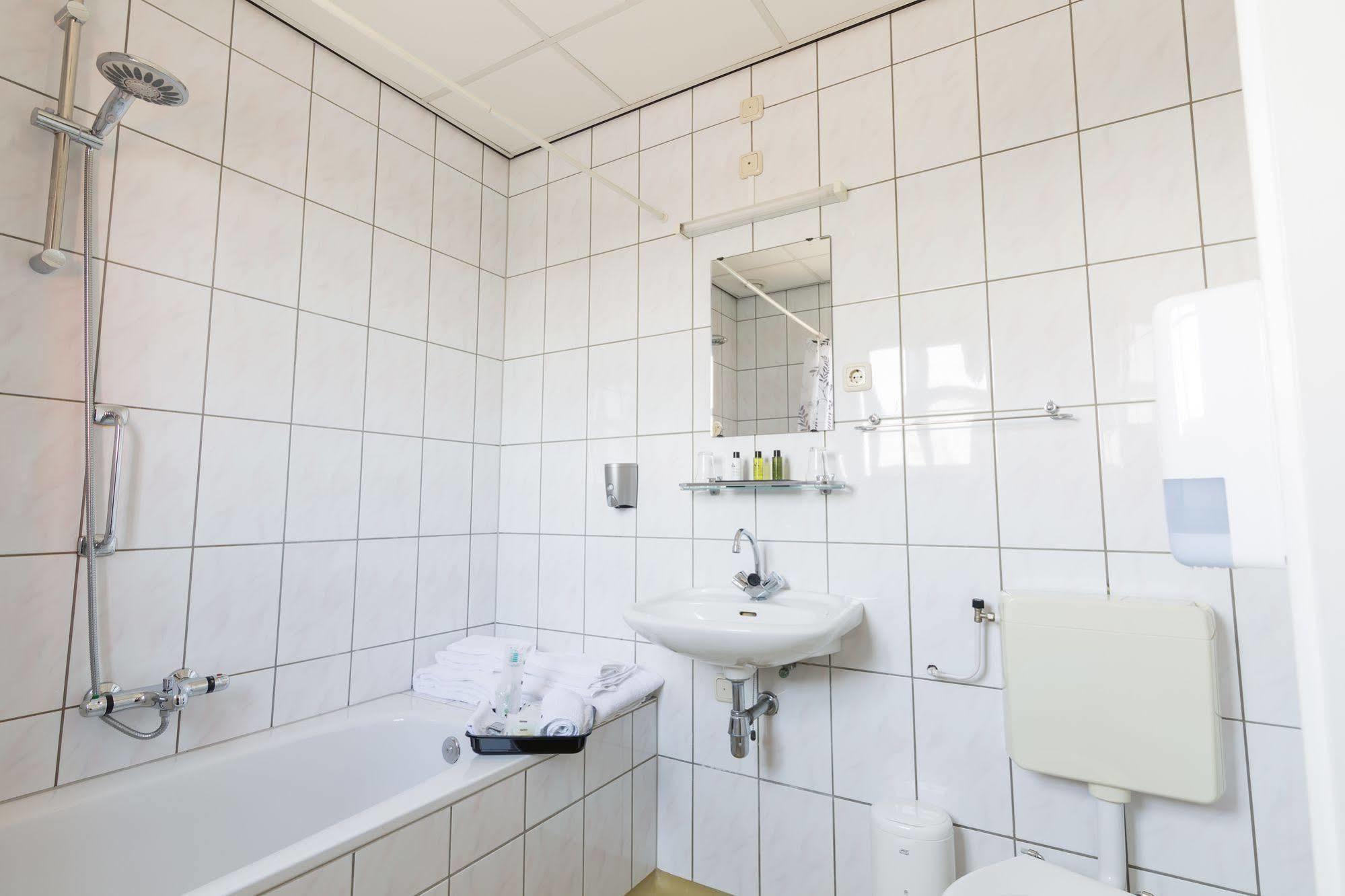 Hotel Restaurant De Buizerd Langedijk Экстерьер фото